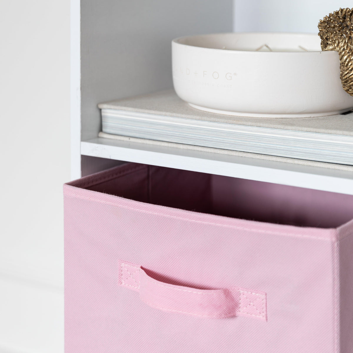 Cara 6 Cube Bookcase Ladder Storage Unit - Chalk White with Pink Boxes
