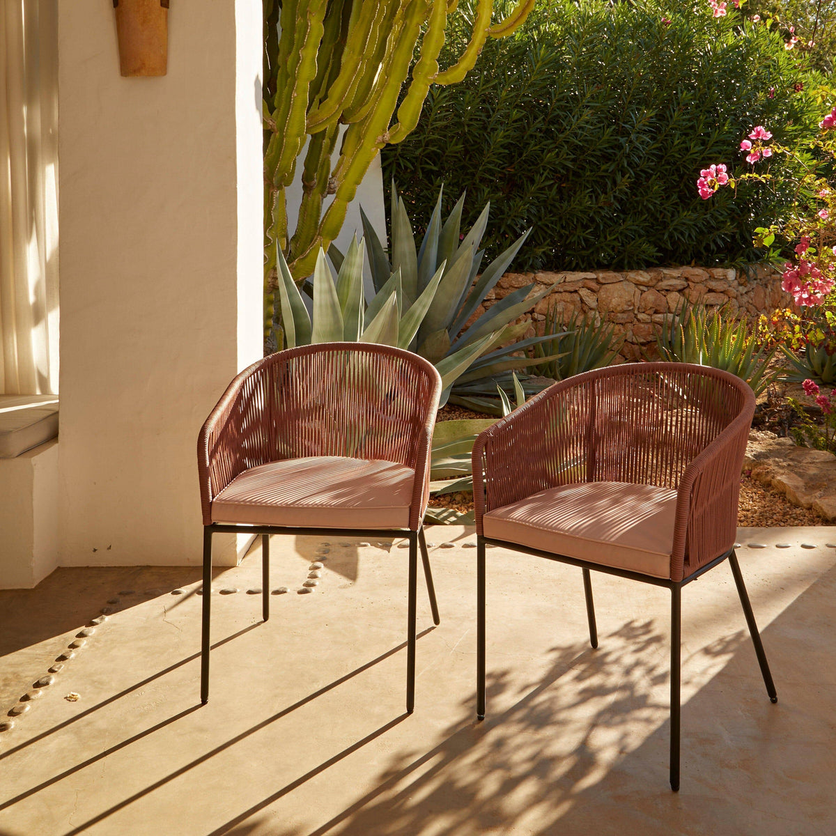 Amelia 4 Seater Wooden Garden Dining Set with 4 Hali Pink Chairs - White Acacia with Black Legs