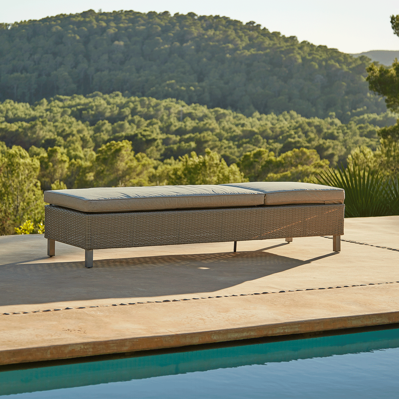 Outlet - Aria Rattan Garden Sun Lounger - Light Grey