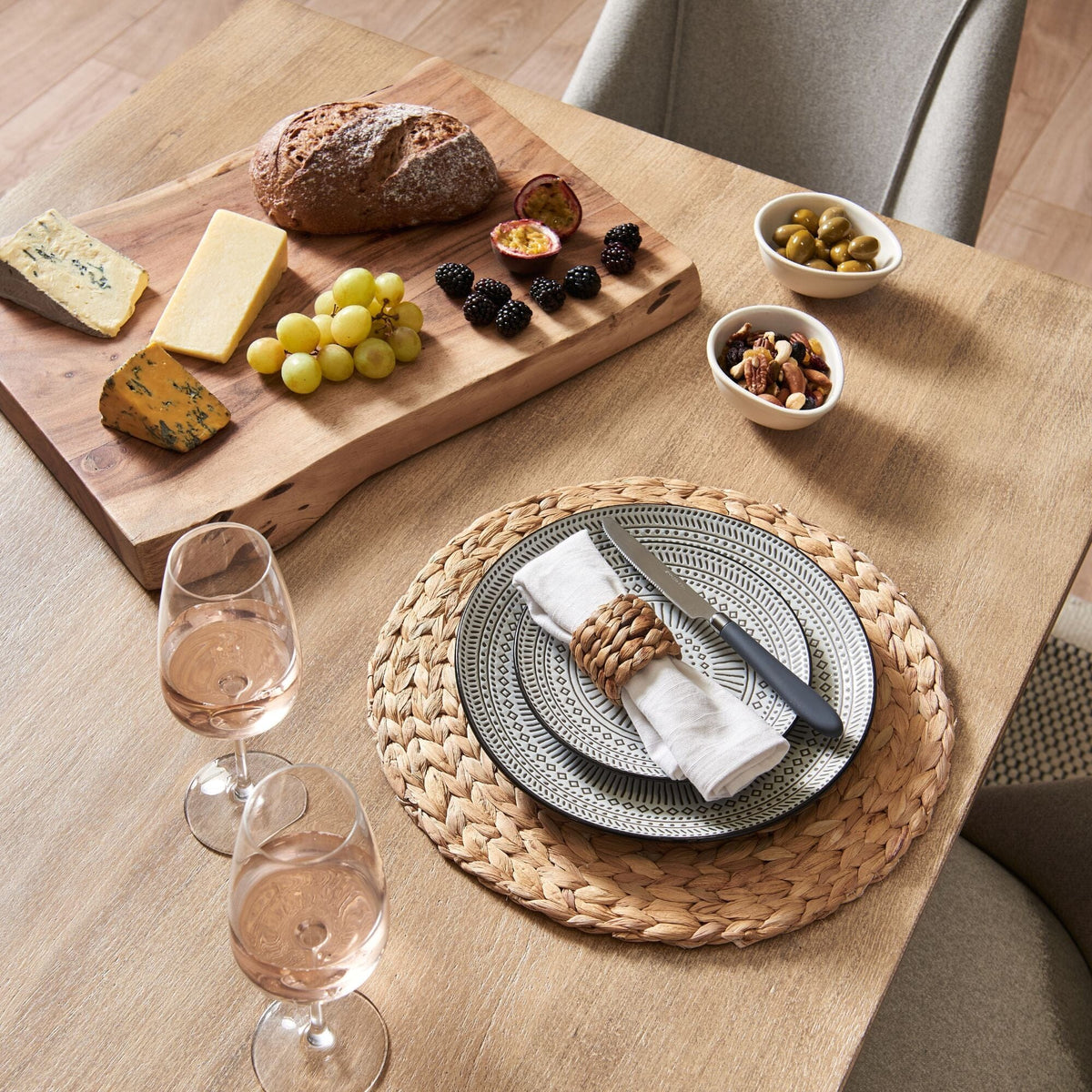 Atlas Chalked Mango Wood Dining Table Set - 6 Seater - Freya Sand Dining Chairs - Black Oak Legs