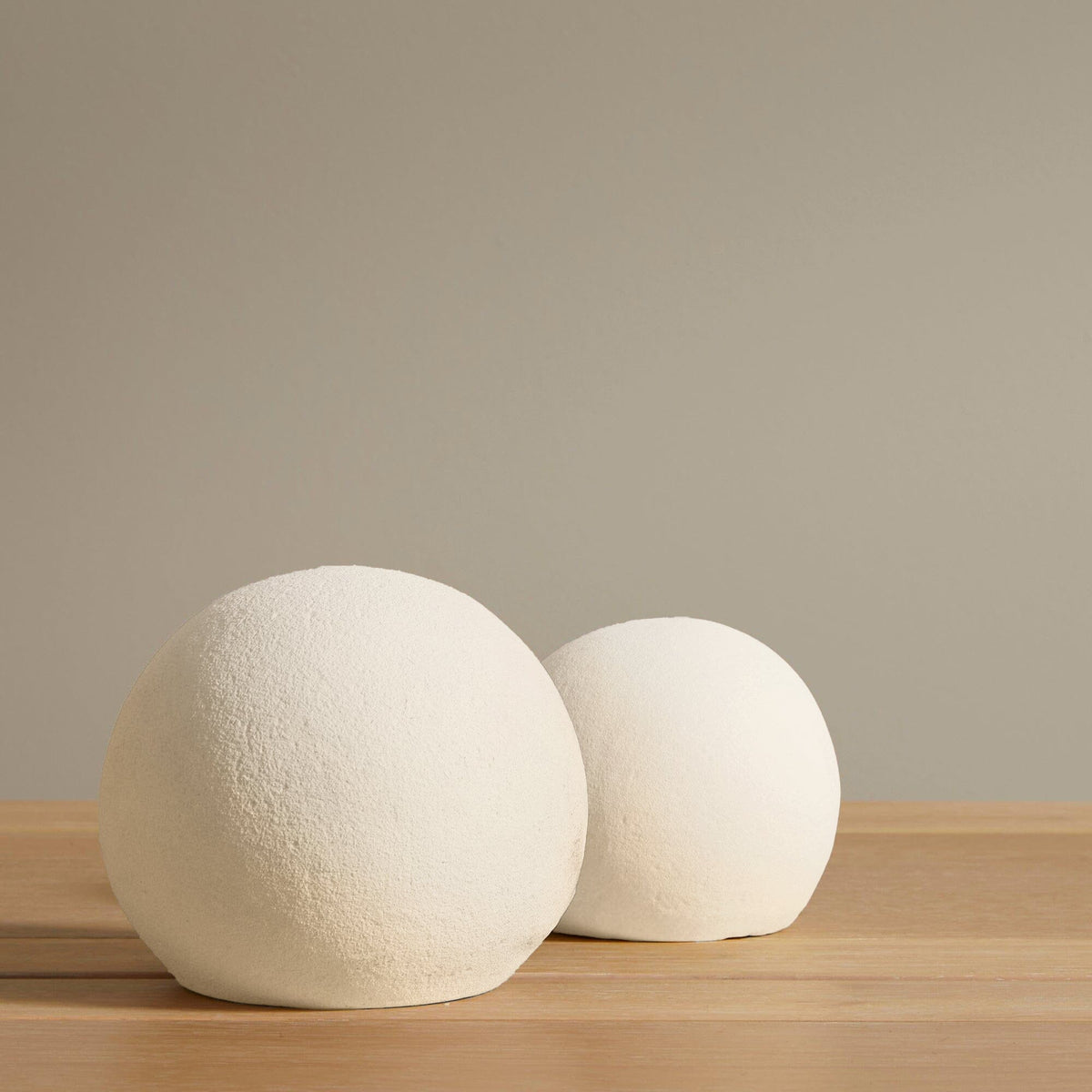 Outlet - Kelton 11cm Ceramic Ball Ornament - White