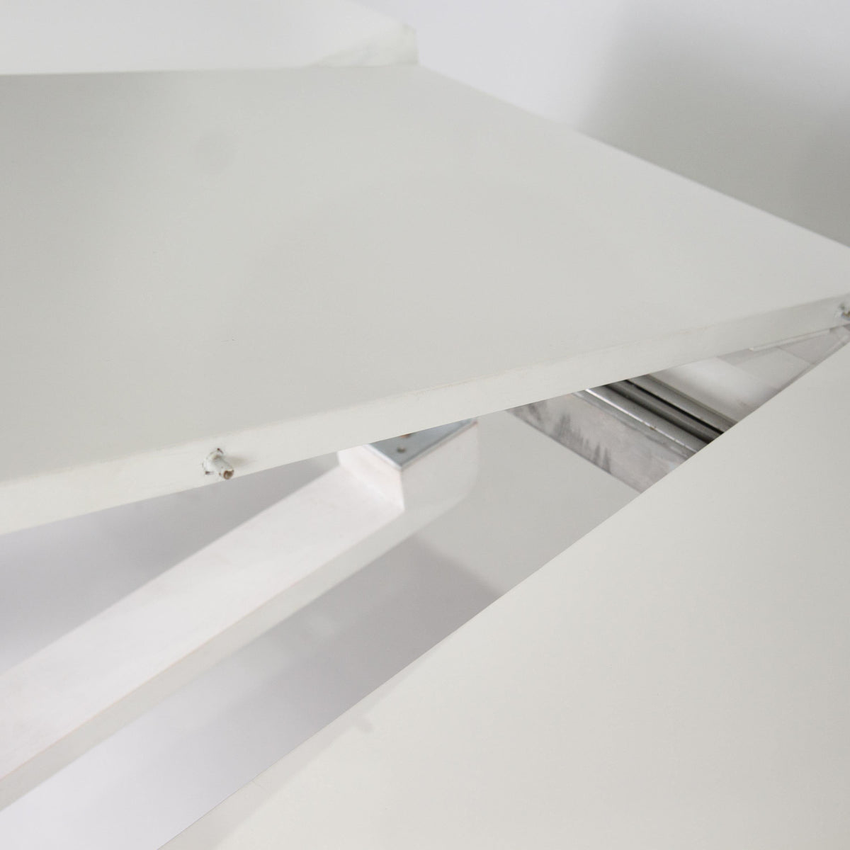 Outlet - Magnus White Wood extendable dining table