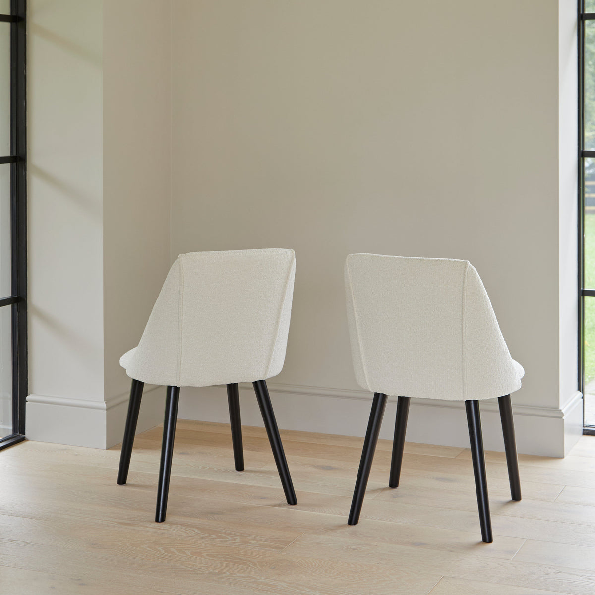 Atlas Chalked Mango Wood Dining Table Set -  6 Seater - Freya Ecru Boucle Dining Chairs - Black Oak Legs
