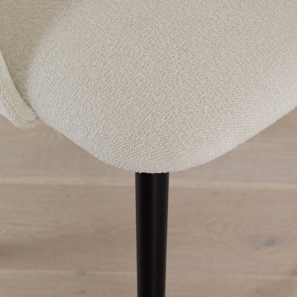 Jade Mango Wood Round Dining Table Set - 4 Seater - Freya Boucle Dining Chairs with Black Legs