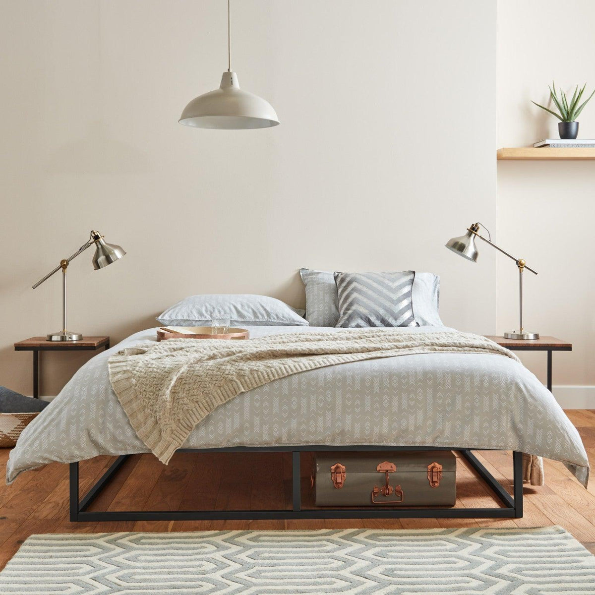 Outlet – Indy Double Platform Bed - Black Metal