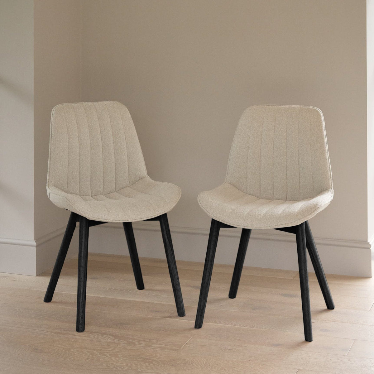 Amelia Black Extending Dining Table Set - 6 Seater - Bella Light Beige Boucle Dining Chairs - Black Legs
