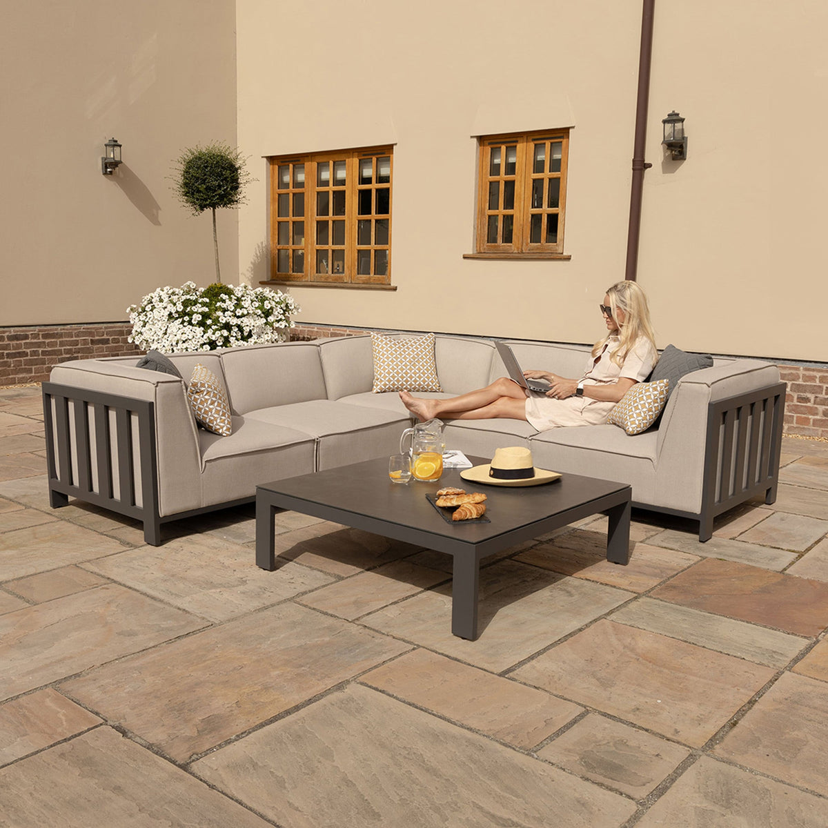 Maze Ibiza Small Corner Sofa Set With Square Table