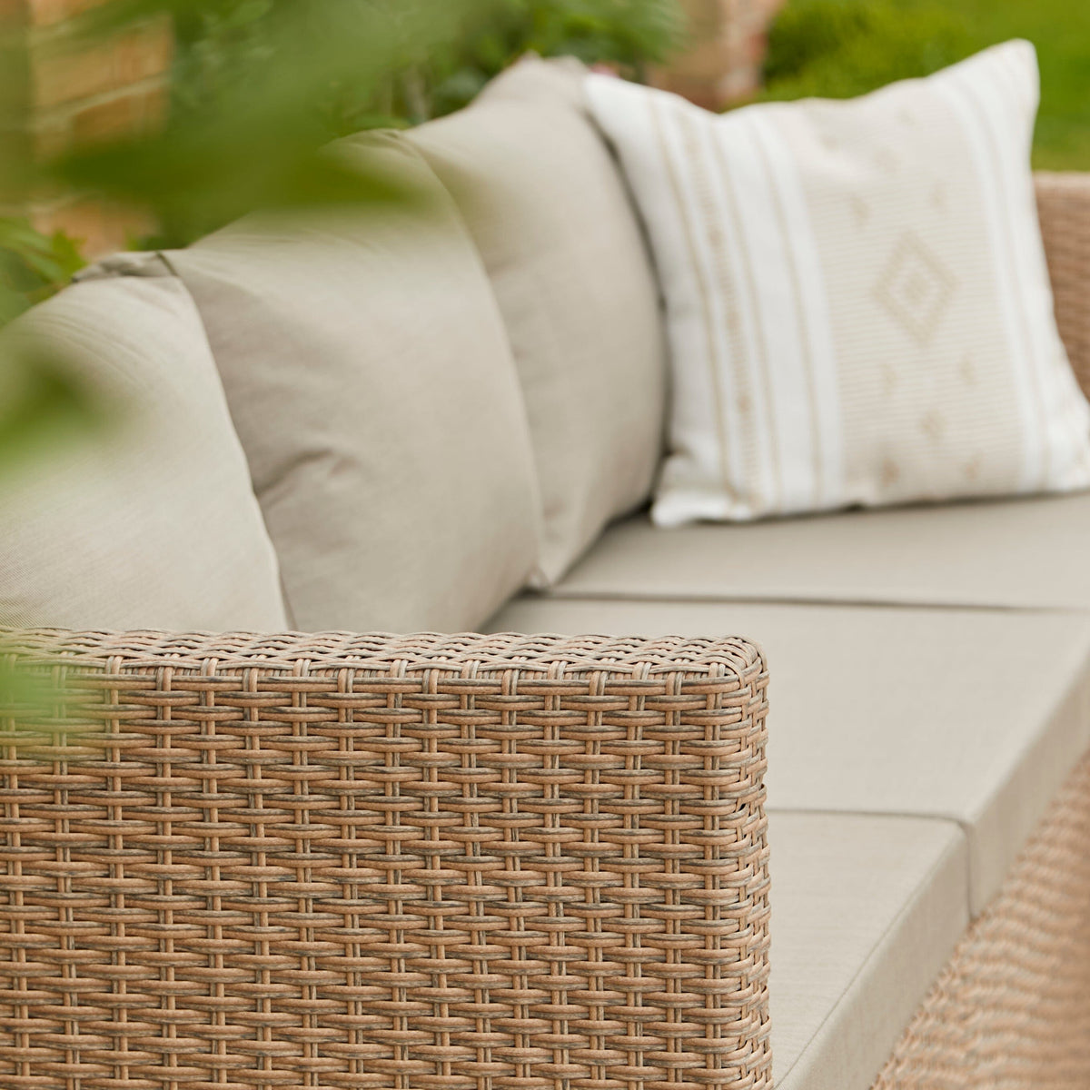 OUTLET -