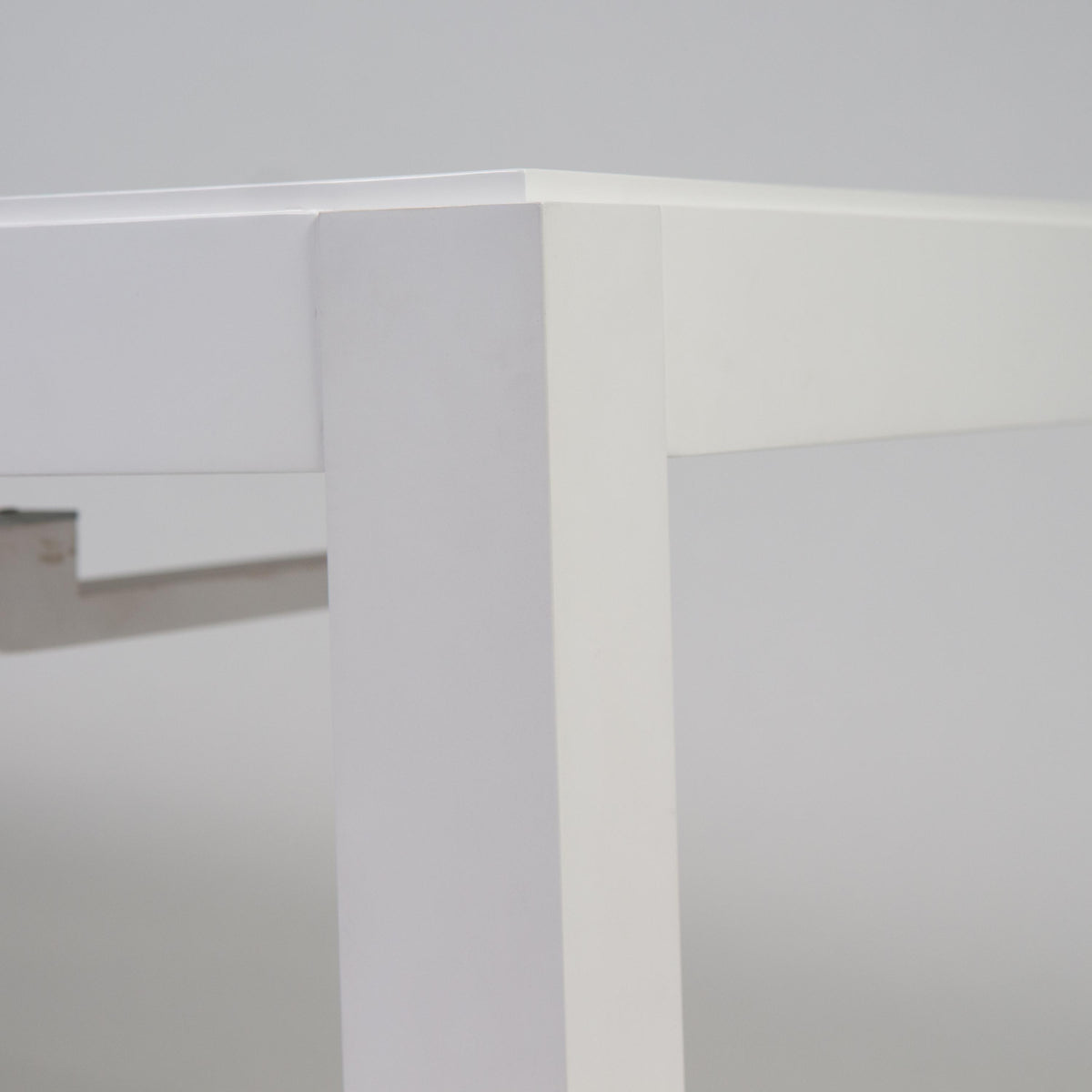Outlet - Magnus White Wood Extendable Dining Table