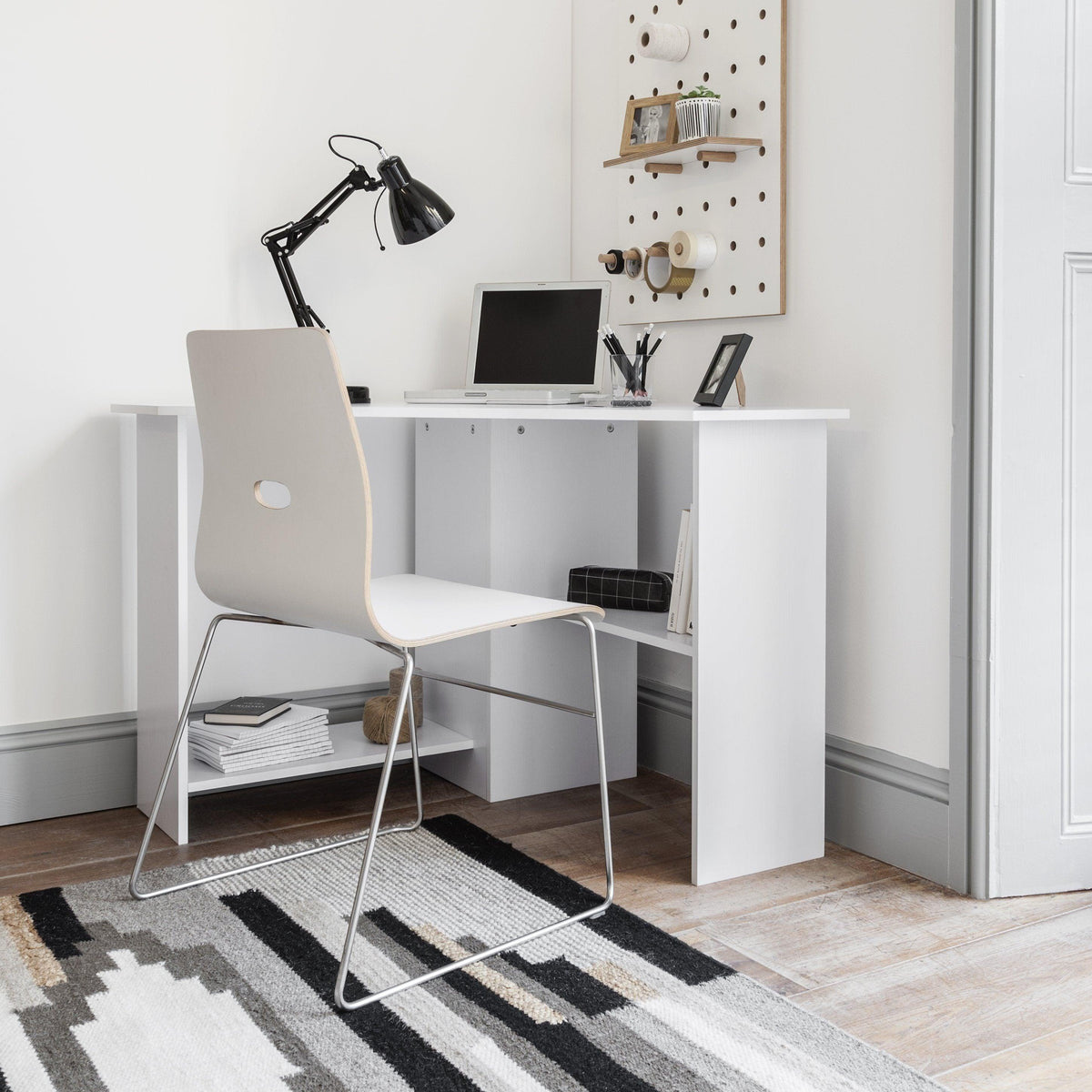 Outlet - Essie Corner Desk - White