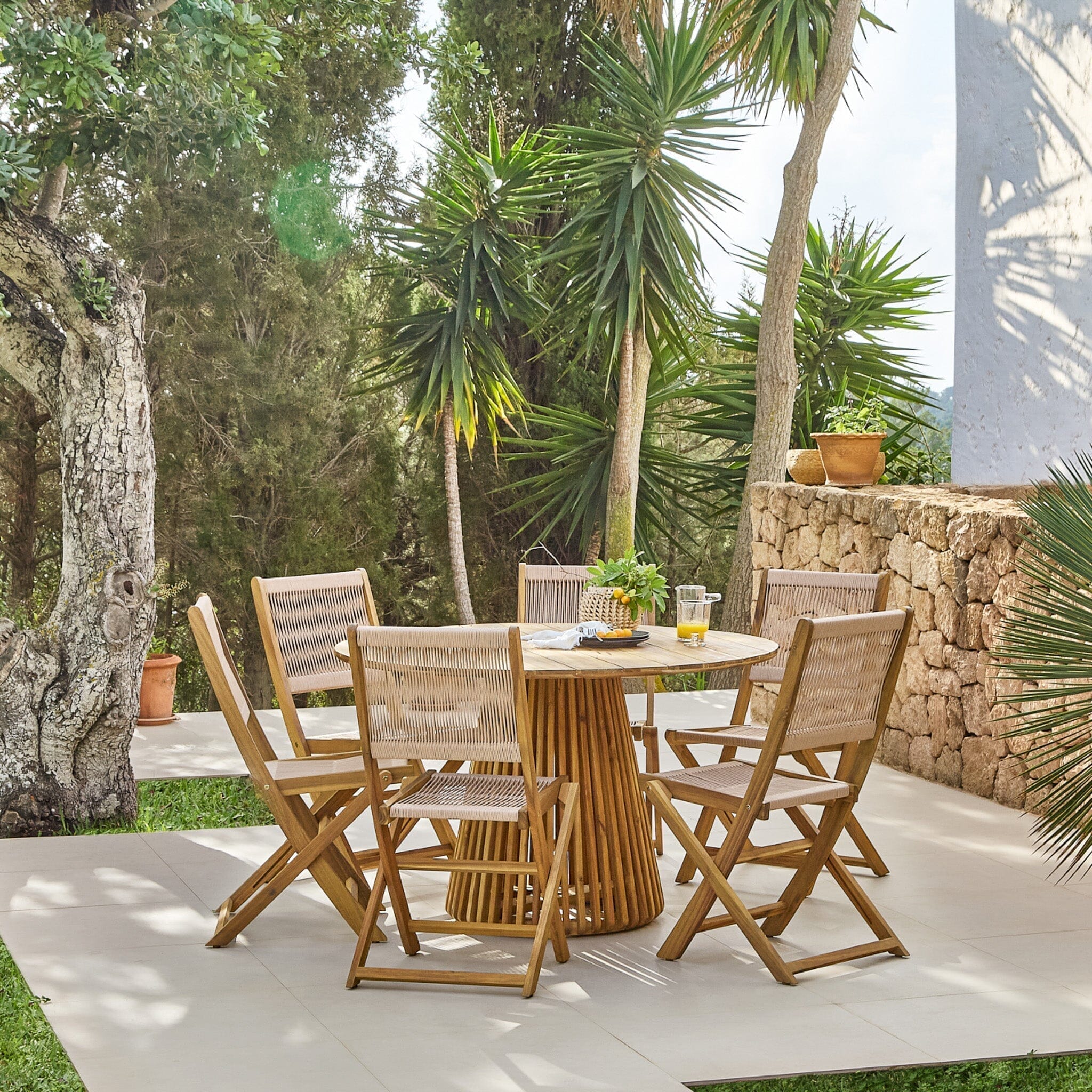 Willow 6 Seater Round Wooden Garden Dining Set with 6 Cove Rope Chairs & Round Grey Parasol - Image 9