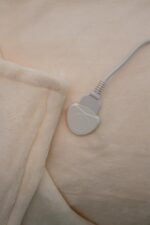 Cream Heated Electric Fleece Throw Blanket 120 x 160cm - Image 3