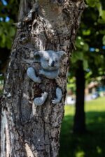 Peeking Koala Tree Hugger Resin Garden Ornament Outdoor Decoration - Image 2